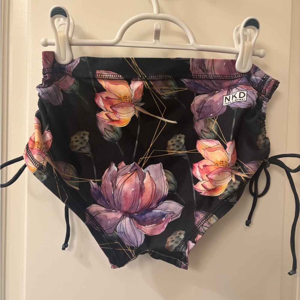 Buti/NKD REVERSIBLE TIE SHORTS